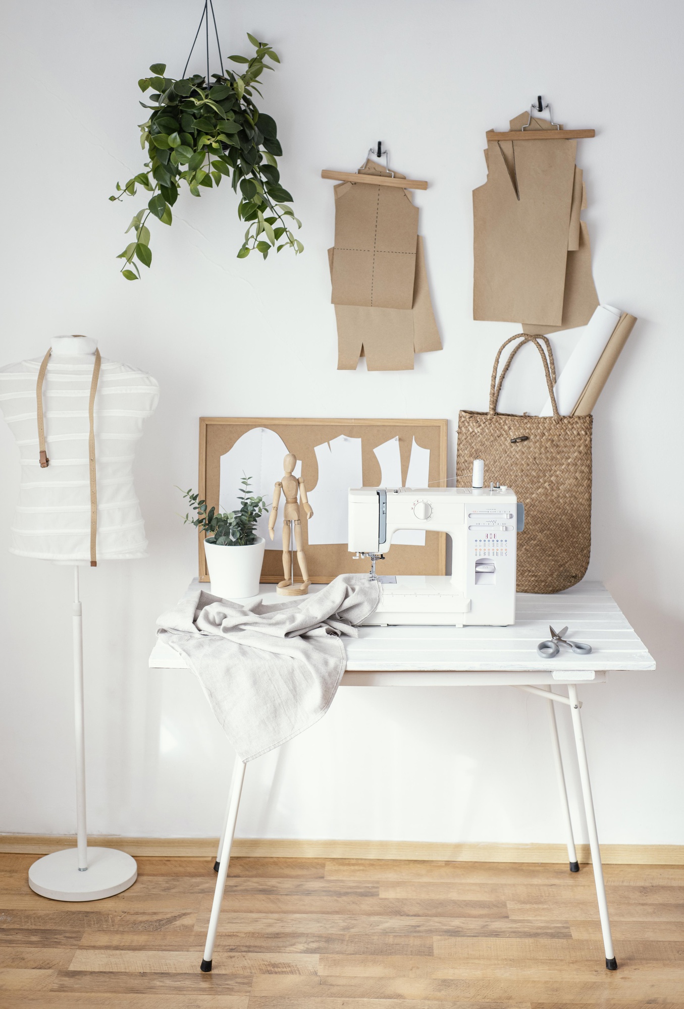 Vetrina dell'atelier con tavolo da lavoro